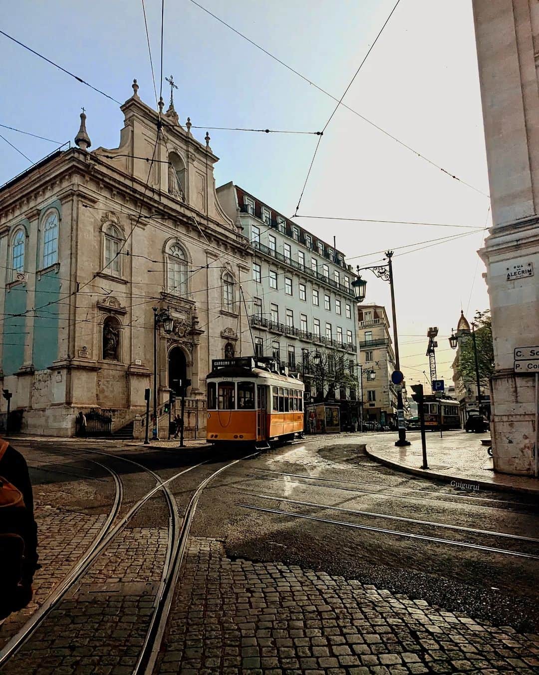 Guido Gutiérrez Ruizさんのインスタグラム写真 - (Guido Gutiérrez RuizInstagram)「Chasing the sun in Lisbon • Persiguiendo sol en Lisboa #Guigurui」4月11日 4時20分 - guigurui