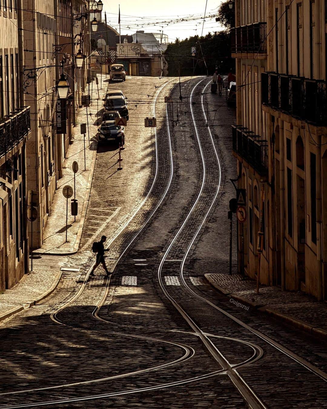 Guido Gutiérrez Ruizさんのインスタグラム写真 - (Guido Gutiérrez RuizInstagram)「Chasing the sun in Lisbon • Persiguiendo sol en Lisboa #Guigurui」4月11日 4時20分 - guigurui