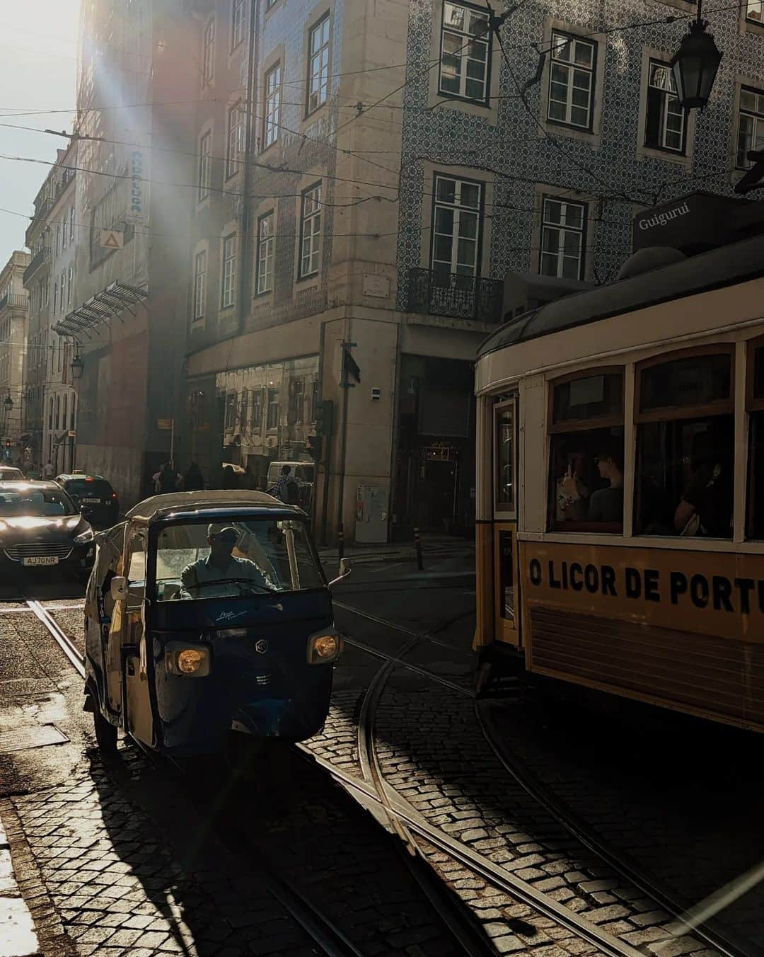 Guido Gutiérrez Ruizのインスタグラム：「Chasing the sun in Lisbon • Persiguiendo sol en Lisboa #Guigurui」