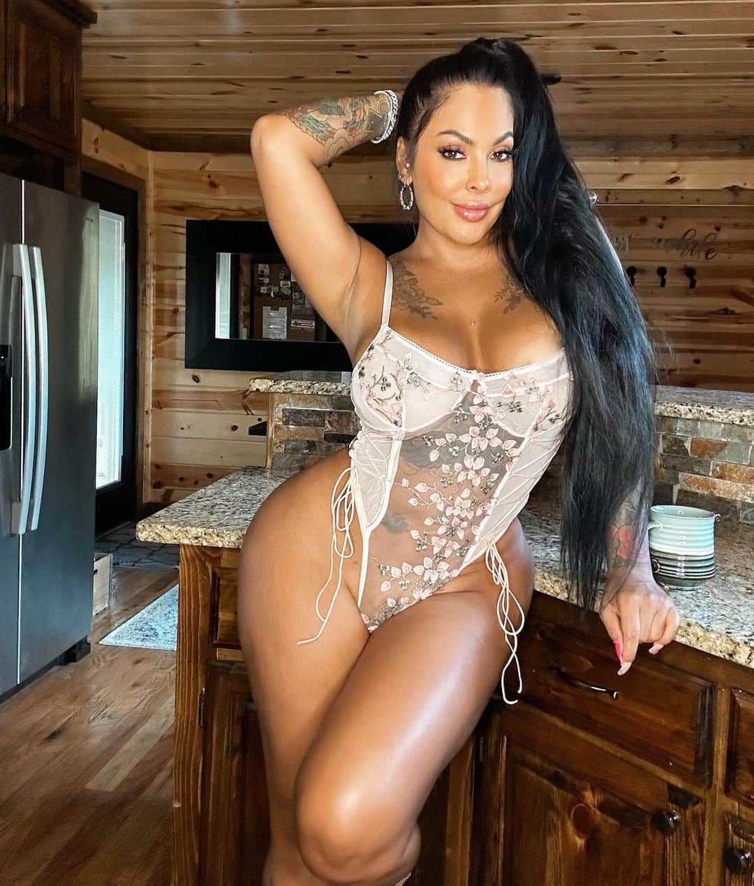 ニーナ・メルセデスのインスタグラム：「Money doesn’t impress me, it’s about the love and loyalty 💋  Check out my location 📍  #love #Happy #lingerie」