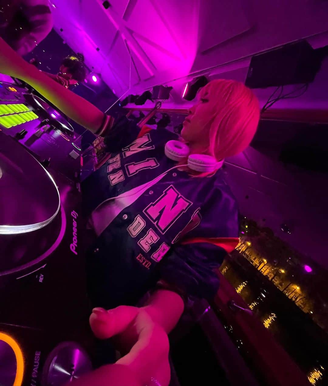 のインスタグラム：「That was fun playing for @commenever.event ! The party on the boat at Seine river was very Parisien🇫🇷 Thanks for having me💜💜」