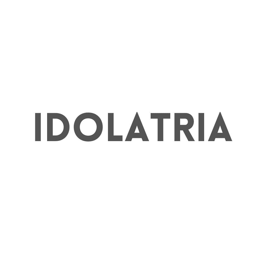ジュリアナ・パエスのインスタグラム：「A palavra é: idolatria. O culto a um ídolo. Ídolo, por sua vez, é uma figura venerada, objeto de adoração. Ou uma ideia falsa, uma ilusão. A idolatria, o endeusamento dos homens, é sempre uma coisa perigosa. Independentemente do que eles pregam. Hoje a rede foi inundada com vídeos de um desses ídolos abusando de uma criança, sem qualquer pudor. Mais um “grande líder religioso” que utiliza seu poder e sua influência para satisfazer seus desejos mais sórdidos. Não consigo entender sequer a tentativa de um “pedido de desculpas” depois de forçar que uma criança chupe a sua língua. Porque, pra isso, não tem desculpas. Não tem frase de efeito nem falsa bondade que apague esse ato nojento! Não vou compartilhar as imagens. O menino deve ter sua imagem preservada. As cenas são nojentas e assustadoras. Mas esse episódio terrível nos leva à reflexão de quantas outras vezes já vimos ídolos se quebrarem desta forma. Poderíamos fazer uma lista de personalidades, das mais variadas denominações religiosas, que com o tempo se revelaram o oposto do que pregavam. Esse episódio terrível nos lembra de que devemos ter nossa fé, podemos depositar nossa confiança, mas jamais entregar a nossa alma a alguém.」