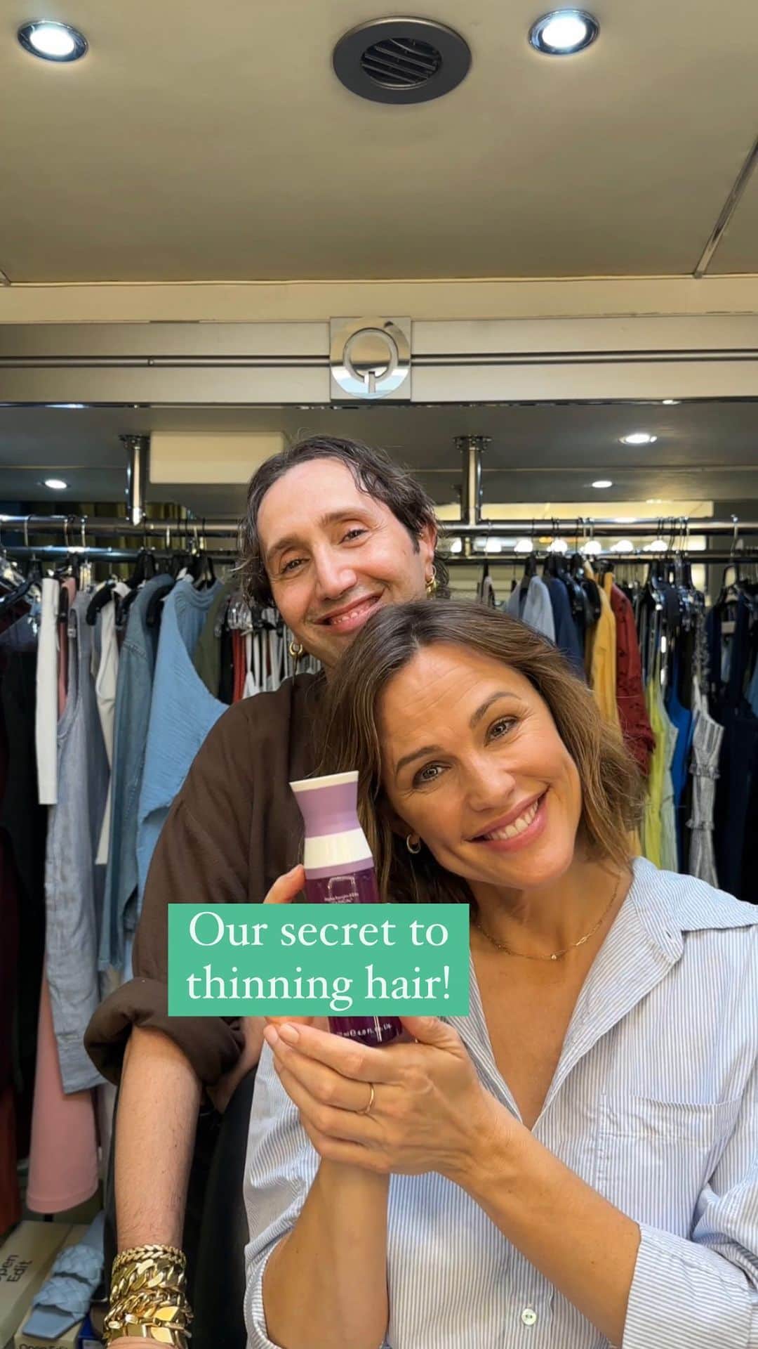 のインスタグラム：「Women suffer from hair loss and thinning for all kinds of different reasons—for me, it was the transition away from nursing my babies—but, any way you slice it, hormones and stress are mean and unfair to us gals, and we deserve all the safe, no BS, drug free help we can get. ⭐️ @virtuelabs Flourish Density Booster ⭐️ sets your scalp up for new hair growth with peptides, probiotics and Virtue’s biotech protein ⭐️ Alpha Keratin 60kU Clinical ⭐️. Is this path to thicker, healthier hair revolutionary and clinically proven? YES. Are there drugs involved? NO. 🥳. Ok, @hairbyadir, now can you do my hair every day, please?」