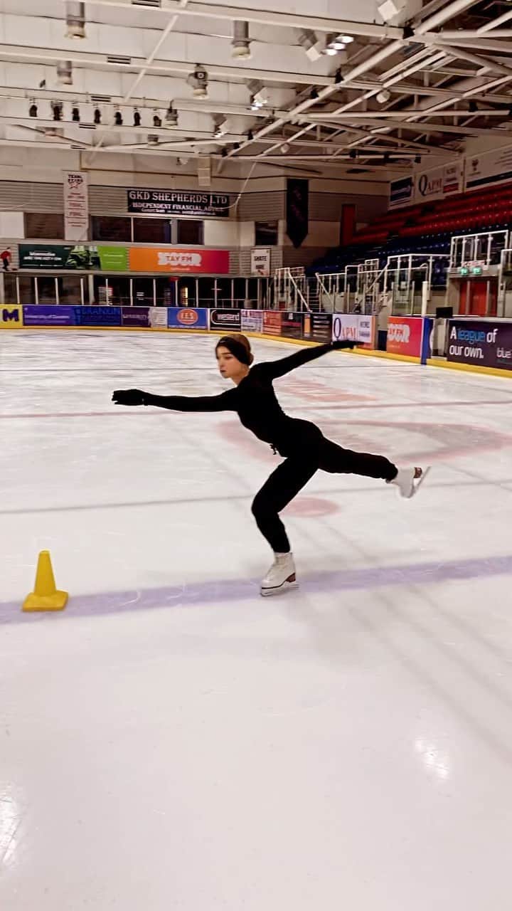 アレキサンドラ・ゴロフキナのインスタグラム：「Fun Sunday morning session 🤪⛸️🫶🏼 ••• @_david.richardson_  ••• #figureskating #iceskating」