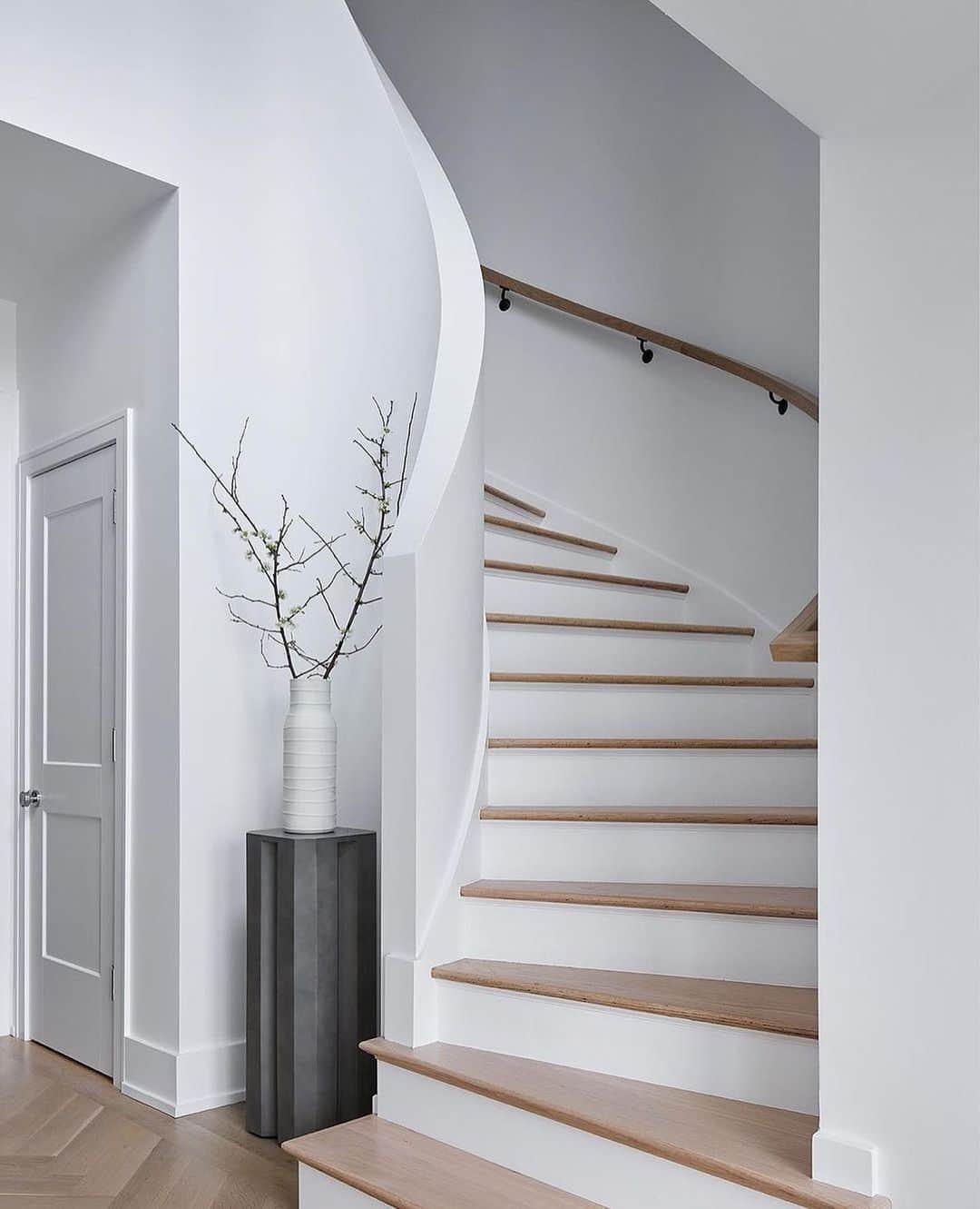 MT DOMAINEのインスタグラム：「Love this spiral staircase.   (Via @devon_grace_interiors) #MyDomaine」