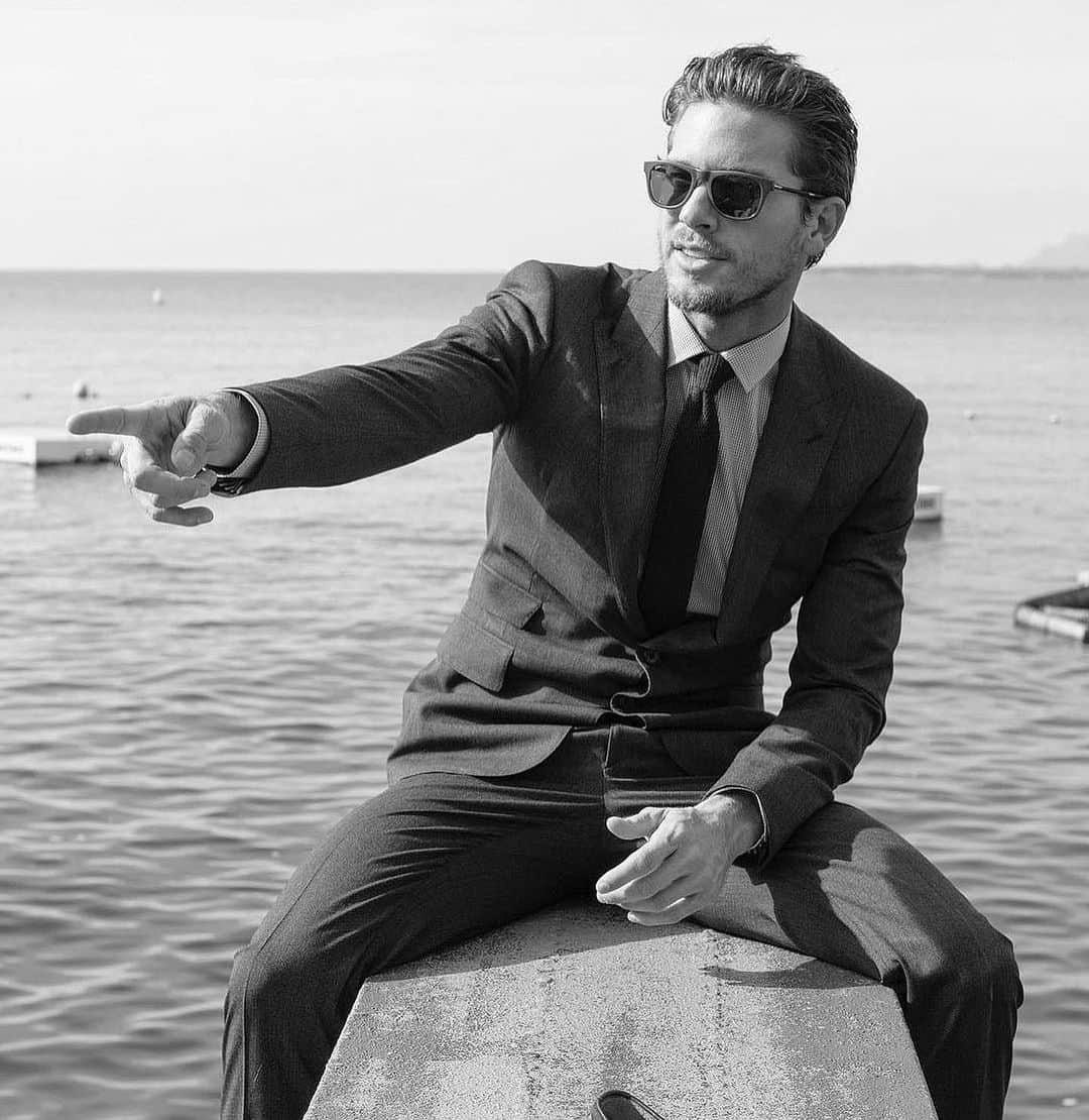 アダム・センのインスタグラム：「Still the same old dude born in France raised in Texas, don’t speak a lick of French but I sure as hell speak Texan. New York, LA. Family first.  Got a knack for design, know a few things about realestate and fashion.👔 Pops taught me how to build cool shit, houses and broncos.🏡 Been known to hit a golf ball.⛳️ Mom taught me love and compassion. Sucker for a good deal, but not as much as a well trained dog.🐶  Any of the things I don’t know. “I gotta guy!”   Love my friends and family so much I appreciate each and everyone of you so freaking much! You know who you are, no need to repost for stories. I see you! So lucky to have the most selfless mentors that are always there for me. I promise to carry it forward for future generations to come.   Tell your family and friends you love em! ❤️」