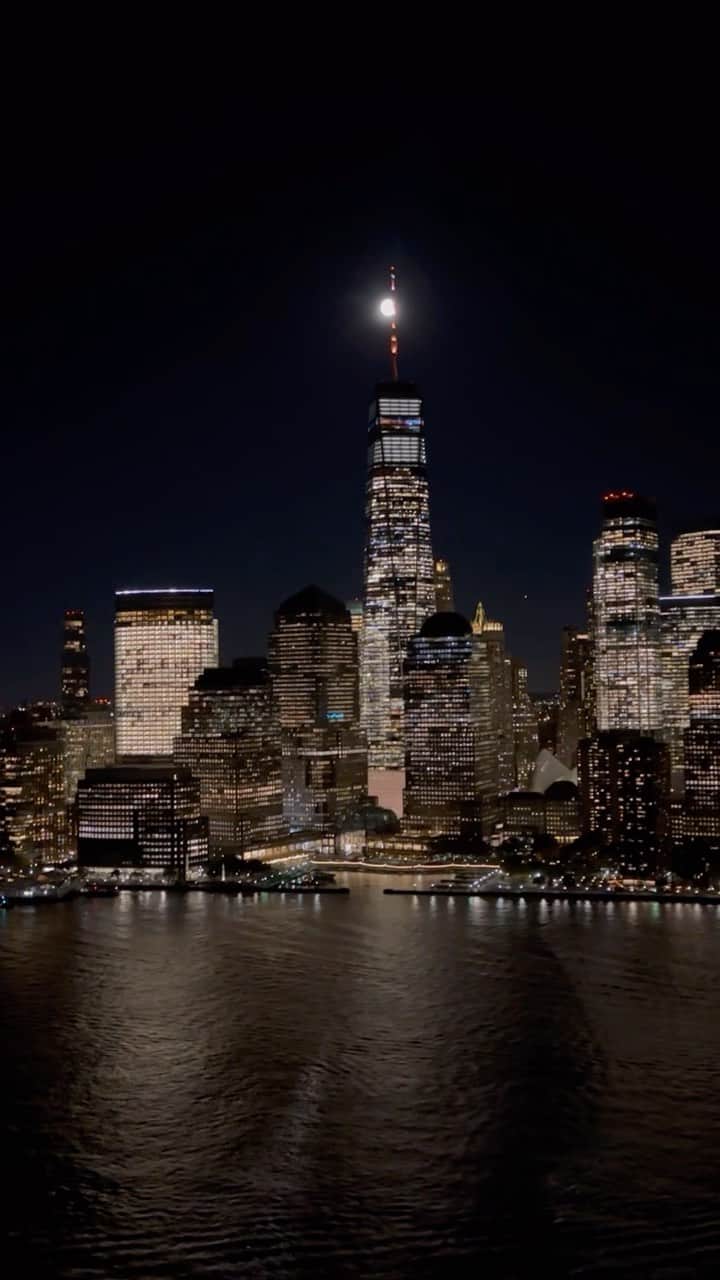 nyonairのインスタグラム：「In a different light ✨🎶🚁   #reels #reelsinstagram #nyc #newyorkcity」