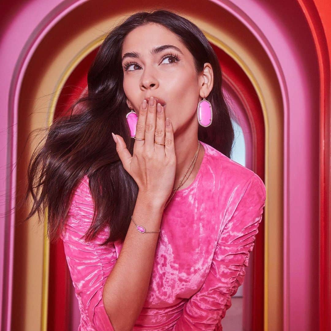 Anna Lylesのインスタグラム：「🩷🌈🍒🎀💋🍭 super fun campaign for @kendrascott by @treverhoehne @julianaherz @carlee_wallace @nathanhejl #annalylesgots #kendrascott @ateliermgmt assisted by @mylanmedrano」