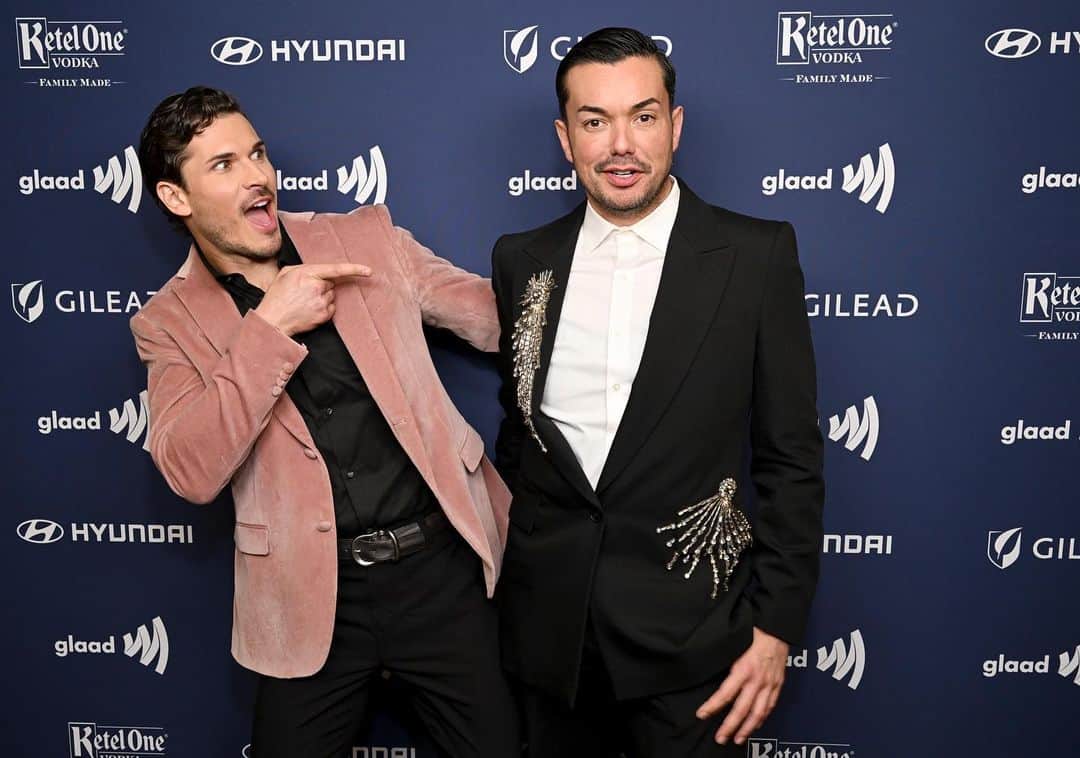 アンソニー・ラモスのインスタグラム：「Photo 1 or 2? 😂  The #glaadawards are coming to Hulu in just two days on April 12 📺」