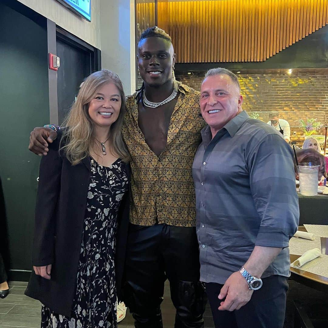鈴木弘子のインスタグラム：「UFC 287 Miami, some of the NFL Superstars attending this unforgettable event @chiefnjoku @joeyb_9 @nbsmallerbear 🏈」