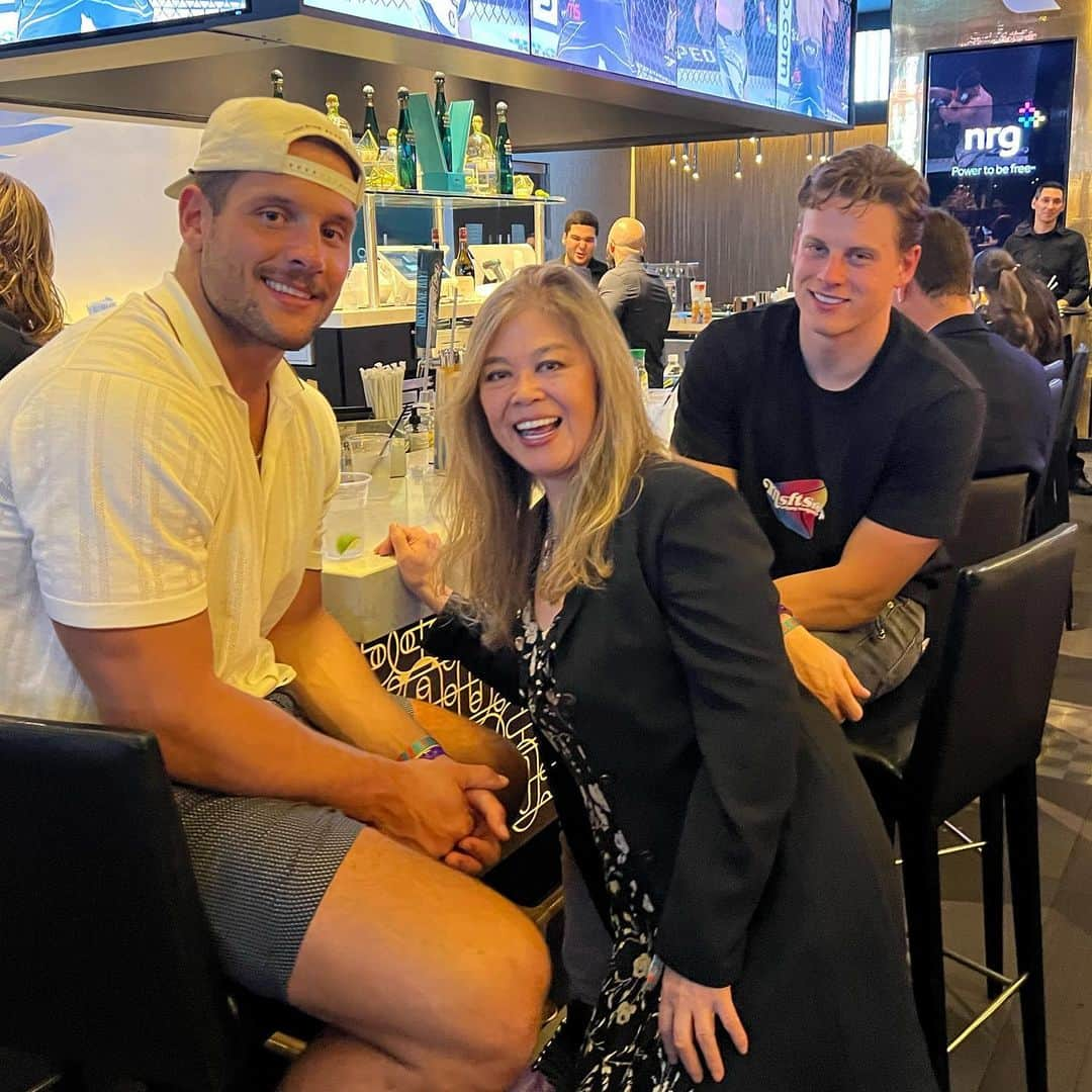 鈴木弘子さんのインスタグラム写真 - (鈴木弘子Instagram)「UFC 287 Miami, some of the NFL Superstars attending this unforgettable event @chiefnjoku @joeyb_9 @nbsmallerbear 🏈」4月11日 5時19分 - bettysuzuki79