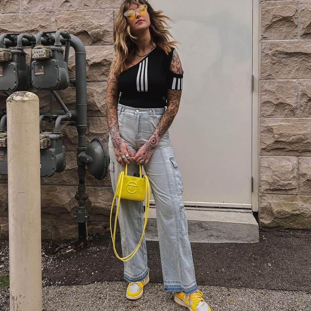 ブランクNYCのインスタグラム：「Color blocking with @amanda.in.bloom in our Call My Name cargo denim.」