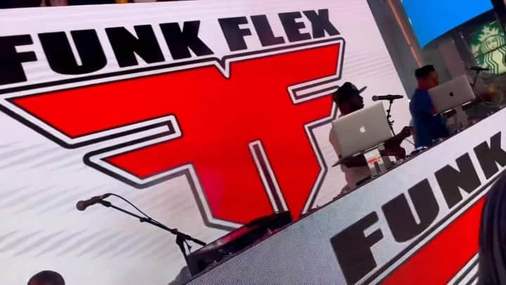 ファンクマスター・フレックスのインスタグラム：「WHOS READY FOR SUMMER TO START?  WE NOT PLAYING IN THESE STREETS! BANG! 40,000 PLUS! 4 BLOCKS DEEP! FUNKFLEX ON THE SET! @hot97 @wbls1075nyc   TEAM WAS IN FULL FORCE! @kooldjredalert @iamjusnik @miabellenyc @tedsmooth @theheavyhitterdjclo @djhrnyc @joejaxson @riseupnycconcerts   WHO WAS AT TIMES SQUARE PARTYING???」