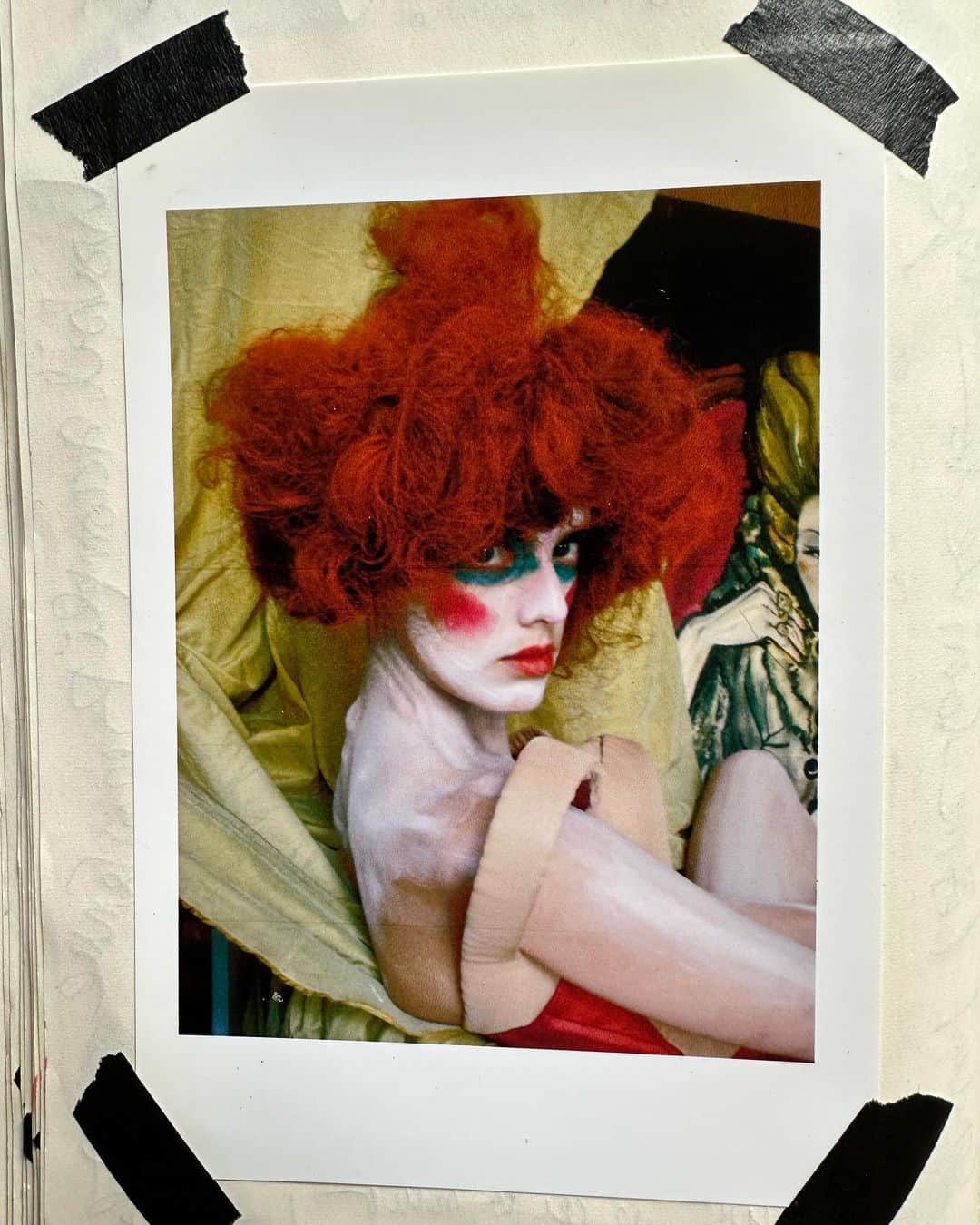 JULIEN D'YSのインスタグラム：「Agyness playing la goulue #moulinrouge 🔴for John @jgalliano Dior corcet ! Like he painting pictures by me 📸🎨 #agynessdeyn 🟥🔴❤️ #carnetjuliendys」