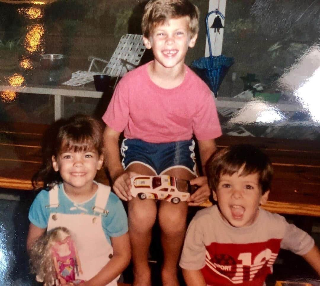 ジェイミー・アレクサンダーのインスタグラム：「Happy #nationalsiblingsday 😜 Pictured here with my two biological brothers. I also have two very awesome stepbrothers, but can’t find a pic of all 5 of us. Sorry Chance and Matthew 😂 #nationalsiblingday」