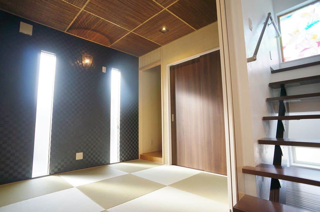 伸和建設株式会社のインスタグラム：「お家の相談は伸和建設へ♪ 施工事例⇒ @shinwa_kensetsu  〝陽の光が優しく差し込む和の空間〟  📝和室 床の間 琉球畳 代萩天井   #伸和建設 #TheValueFromLiving #住んでからの価値を  ---------------------------------------------------- ✨公式YouTubeチャンネル開設✨ ---------------------------------------------------- 👉ルームツアー動画も公開中♪ 　 チャンネル登録をお願いします🎀 . ～ご来場のお客様へ～  マスク着用😷、検温、消毒など、 感染対策にご協力をお願い致します。  スタッフブログも随時更新中♪ おうち時間のおともに💁‍♀️  #新築 #注文住宅 #リフォーム  #デザイン住宅 #デザインハウス #design #工務店 #岐阜工務店 #岐阜の工務店 #自然素材 #かっこいい家 #おしゃれな家 #インテリア #家族のいる暮らし #子供のいる暮らし #失敗しない家づくり #家事動線 #家事ラク #マイホーム #マイホーム計画 #マイホーム記録 #施工事例 #暮らし #心地いい暮らし」