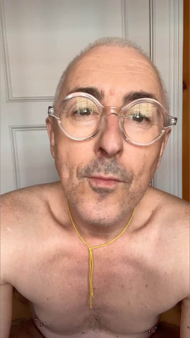 アラン・カミングのインスタグラム：「Upcoming live dates!! Tix at link in bio obvs!」