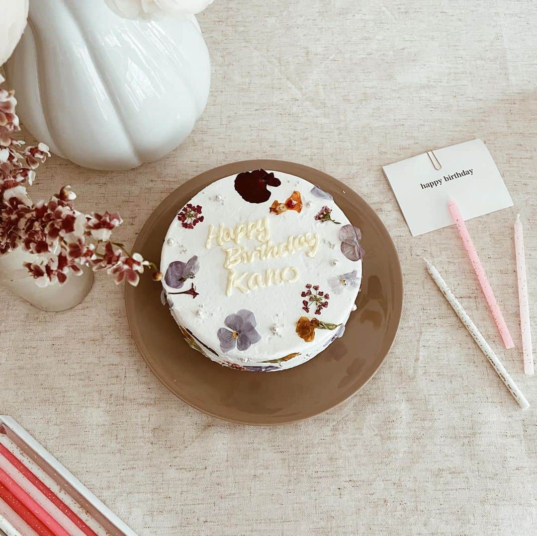 yuiのインスタグラム：「edible flower cake 🕯🕯🕯」