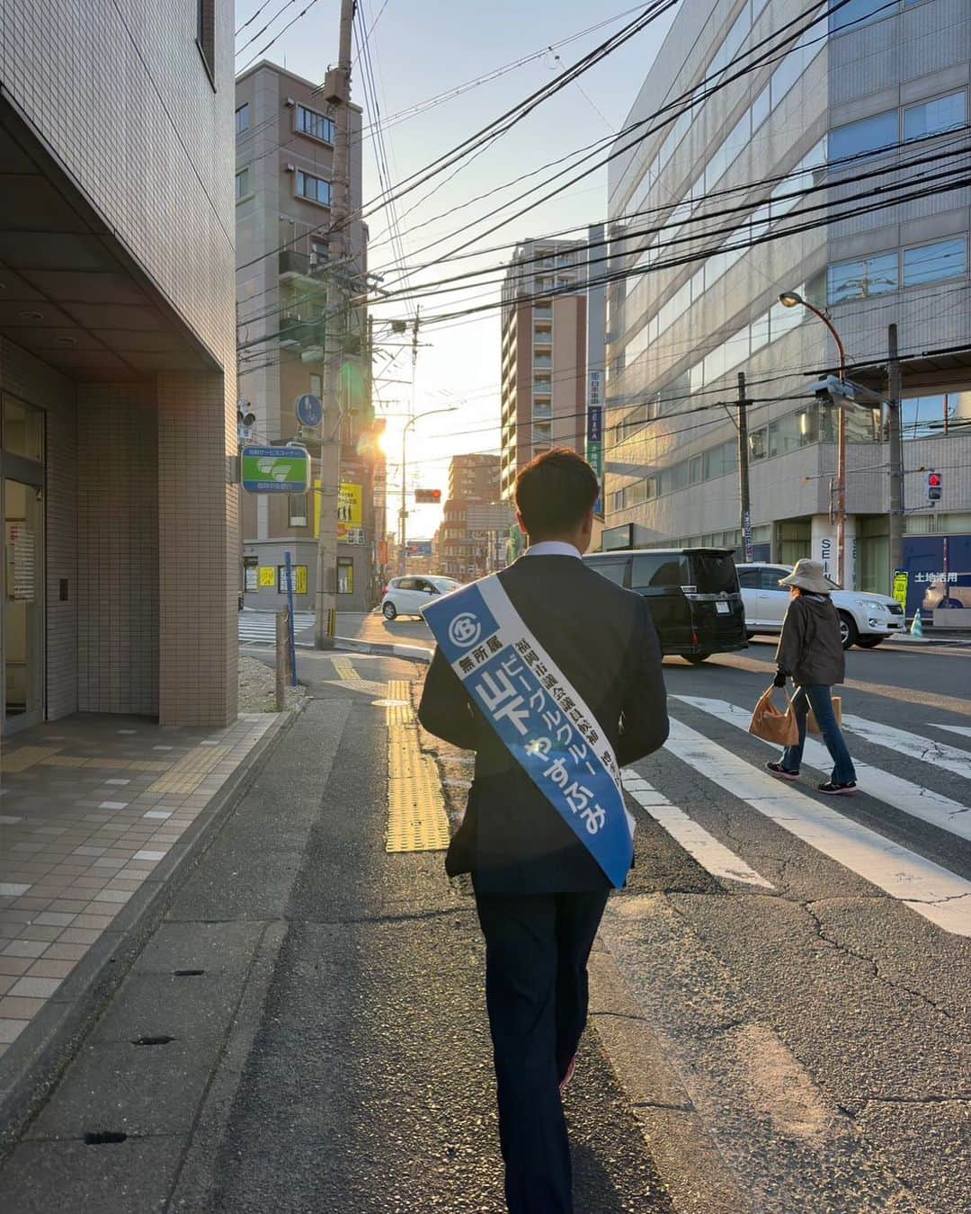 YASSのインスタグラム：「おはようございます！ 選挙後、色々な人と話をしました。  想いだけでは結果がでない。今までと同じことを繰り返す事であくまで票数にこだわった闘いをしなければいけないという事を知った今回の選挙。  そして僕のレベルのSNSで発信する想いでは到底通用する世界ではなかった。 完全に負けました。  「それが政治の世界」だそうだ  それでも選挙中に、いや選挙前から発信した想いは全く変わっていない。 候補者としての想いはずっと、いち市民としての声として叫んできた。  候補者として知った事、見えた事、汚い部分、汚い大人、汚い実情。嫌がらせや直接浴びた罵詈雑言。  この辺りをいち市民として国民としてこれから伝えていこうと思う。少しづつ。  政治に無関心はダメだという事をこれから少しづつ全国に伝えていく。表現していく。 もちろん音楽でも。  そして4年後に向けて今から動いていこうと思う。 諦めたなんて誰も言ってませんからね。 　 政治がなくてもやれることは沢山あるから、引き続きこれからも頑張っていきます。 2023.4.11  ビーグルクルーYASS  #統一地方選  #統一地方選挙2023」