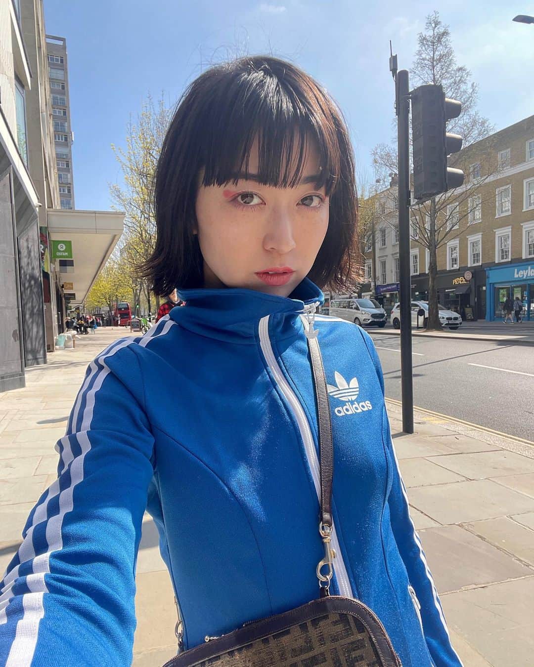 のインスタグラム：「💙🤍 (スニーカーもadidasにすればよかった)」