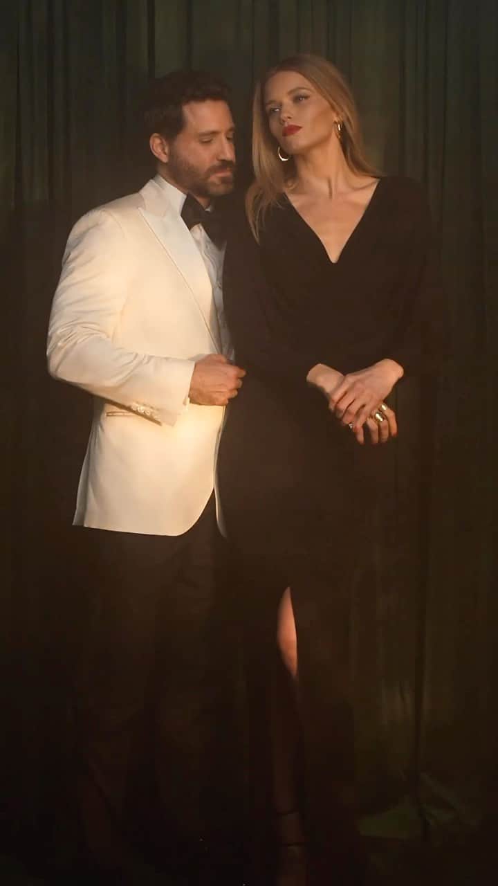 エドガー・ラミレスのインスタグラム：「@edgarramirez25 and @abbeylee looking sharp at the Global #GQCreativityAwards in New York City.   🎥 by: @gina_gizella @noeljohnhoward @hasan___khalid」