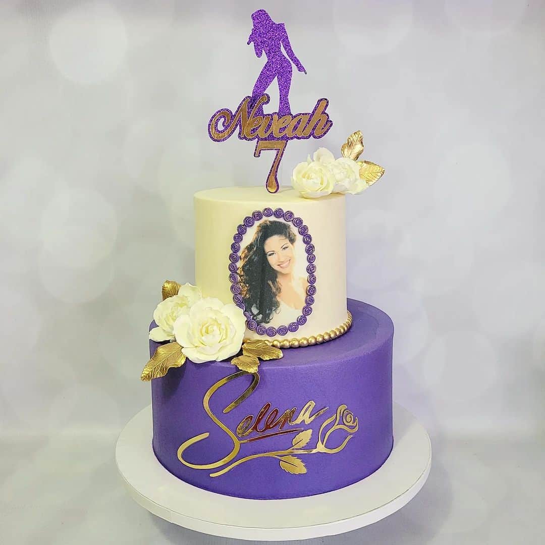 Honey Bee Cakesのインスタグラム：「Selena Cake Design inspired by @littlehunnyscakery  Toppers by @thekreationstation.915」