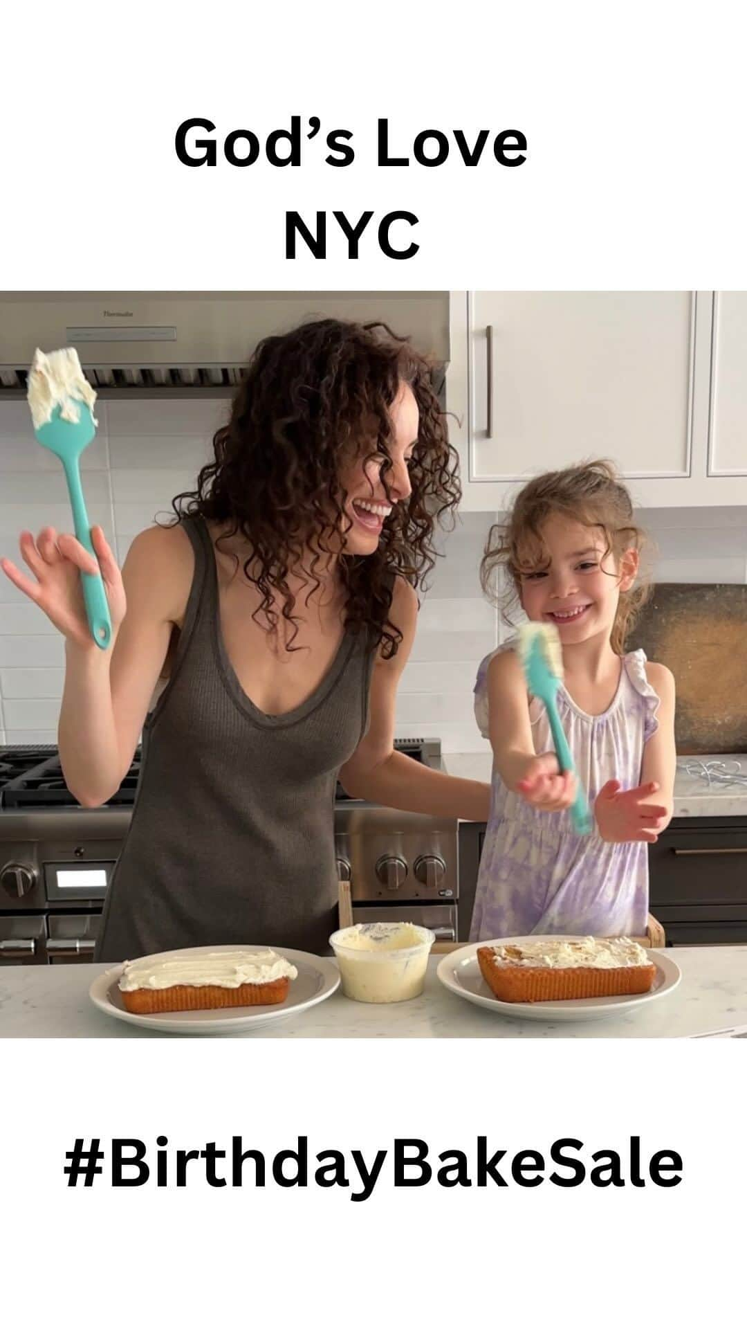 ジャッキー・セイデンのインスタグラム：「Pearl and I decorating a cake for @godslovenyc #BirthdayBakeSale! Go to GLWD.ORG/BAKESALE to find out how to get involved. Just $10 and Gods Love delivers a personalized birthday cake to children with life altering illnesses as well as their caregivers!  ♥️🎂🥳🎈🎊🎁🎉💖」