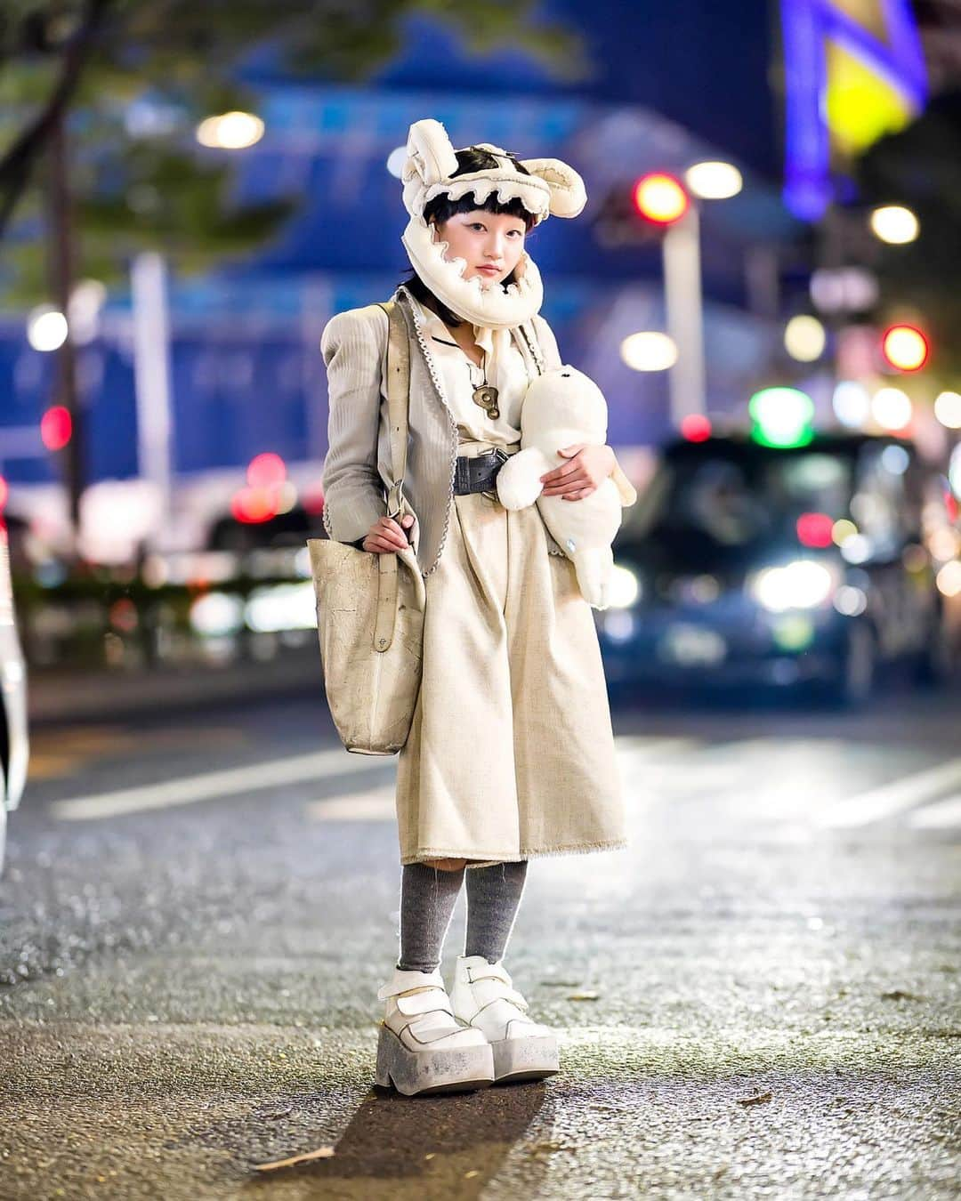 Harajuku Japanのインスタグラム：「Young Japanese fashion designer @0rag0m - who recently graduated from Vantan Fashion High School in Tokyo - on the street in Harajuku wearing a custom headpiece by @llllllllll_u_u_chan with an Armani jacket over a sailor top, wide pants that she made herself, a Kagari Yusuki bag, vintage accessories, and vintage platform velcro boots. We were testing a new lens for Harajuku night street photos with these snaps this last weekend, so swipe left and let us know what you think of the pics and the outfit!」