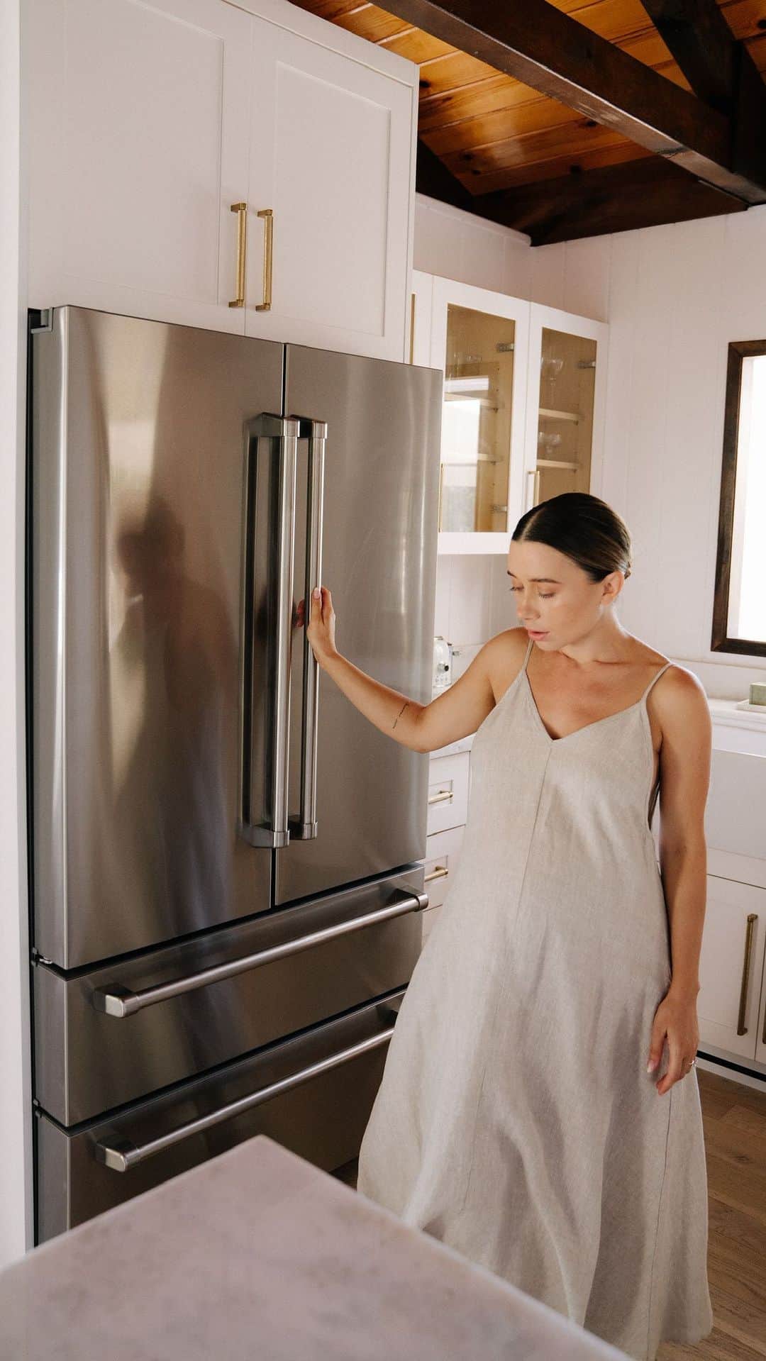 オレーシャ・ルーリンのインスタグラム：「When it came time to renovate our kitchen we were locked into the original small floor plan. This meant that the appliances we chose had to not only prepare beautiful meals but elevate the space. In our search we discovered @zlinekitchen and fell in love with the Autograph Edition Range. With a solid piece cast-iron grate, one-piece porcelain cooktop, handcrafted high quality Italian Burners, three layered glass oven, SmoothSlide ball bearing racks and dual lighting our @zlinekitchen range is the heart of the home. As powerful as it is beautiful with 4,200-18,000 BTU’s, the @zlinekitchen Autograph Edition Range is built to last. ( we chose champagne gold accents which in turn dictated the rest of the color choices in our kitchen). We chose the @zlinekitchen French Door Counter Depth Refrigerator for its elevated design and modern look. Made of 430 grade stainless steel and  ENERGY STAR certified, it includes a large fridge and freezer space (22.3 cu.ft capacity), adjustable shelving, two humidity controlled crisper drawers and 6 LED lights. To quote the founder of @zlinekitchen Andrew Zuro “ Luxury should never be left desired. It’s meant to be attainable”. Thank you @zlinekitchen for making a product line that makes even the smallest spaces feel grand.」