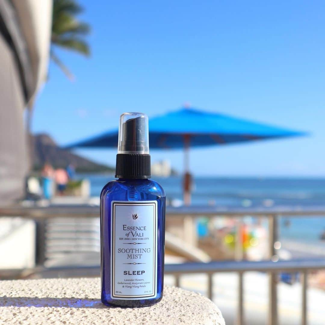 Belle Vie Hawaiiさんのインスタグラム写真 - (Belle Vie HawaiiInstagram)「Essence of Vali Sleep Soothing Mist スリープ 快眠ミスト💤  何かとストレスフルな昨今、 睡眠の質にお悩みの方も多いのでは？  エッセンスオブバリのスリープは ボタニカルエッセンスのチカラで、 頭と心をリラックスさせ快眠へと導いてくれる優れもの😴  ラベンダー、マジョラム、 シダーウッド、イランイランを配合した メーカー一押しの100％ナチュラル、ヴィーガンな快眠ミストです💓  お休み前にシーツや枕カバーにシュッとひと吹き🛏️ またお部屋全体にスプレーしてリフレッシュさせるのもオススメ👍  【ベルヴィー店頭情報】 営業時間: 午前10時〜午後8時　無休 店頭だけのお買い得商品多数有り😘 詳しくは店頭でお尋ねください  Open Daily 10:00am〜8:00pm Instagram in English  @belleviehawaii.en  #essenceofvali  #aromatherapie  #快眠効果  #リラックス #植物由来成分  #ナチュラルコスメ  #ヴィーガンコスメ  #良質な睡眠」4月11日 7時00分 - belleviehawaii