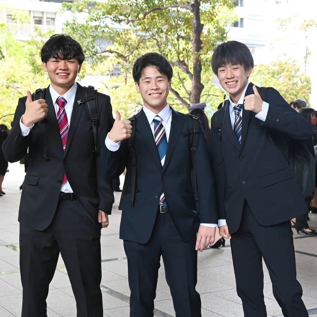 大阪教育大学のインスタグラム：「令和5年度大阪教育大学入学式その3。  写真はこれにてラストです。 皆さん新生活への希望に満ちた、素敵な笑顔を見せてくれました。  #公式インスタグラム #国立大学 #大阪教育大学 #大教 #大教大 #OsakaKyoikuUniversity #OKU #人にまっすぐ。 #教員養成 #教育協働 #入学式 #新入生 #入学おめでとう」