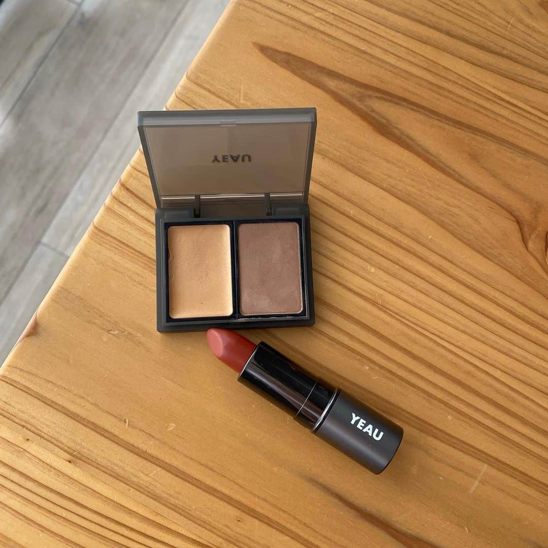 井村亜里香のインスタグラム：「NEW COSME🌷 ✔︎YEAU affection matte lip stick 01 ✔︎YEAU depict eye shadow 03  メイクするだけでオシャレ顔になれる センス溢れるカラバリばかりのコスメブランド。 @yeau_official   #yeau#yeau_cosmetics#cosmetics  #コスメ#アイシャドウ#リップ #春コスメ#ママメイク」