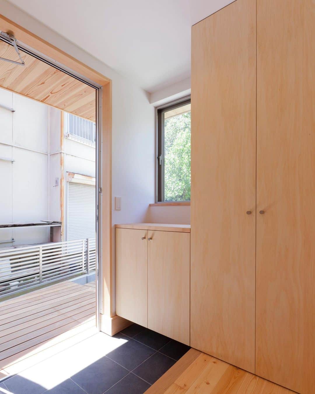 のインスタグラム：「.   質感が豊かな#造作建具 。  自然光に照らされるとより一層魅力的。  本物だから出せる表情です。  ここから段々と濃い色に変化していきます。  ･････････････････････････････････   《みんなでつくるいえ、みんなでまもるいえ。》  #東京都 #西東京市 の地域工務店、岡庭建設です。  資料請求・お問い合わせ先は プロフィールのURLからどうぞ📩 ▶︎ @okaniwastyle   施工事例や住まい手さまの暮らしぶりが見れます📷 ▶︎ #岡庭建設 #okaniwastyle   リノベーションのご相談はこちら🏠 ▶︎ @okaniwa_reform_koubou   ･････････････････････････････････   #注文住宅 #分譲住宅 #家づくり#大工 #職人 #造作家具  #パッシブデザイン #自然素材の家 #無垢材 #無垢床   #木の家 #木造住宅 #自然素材  #新築注文住宅 #新築一戸建て #マイホーム計画  #シンプルな家づくり  #木のある暮らし #自然と暮らす  #設計士とつくる家 #工務店が作る家  #工務店で建てる家」