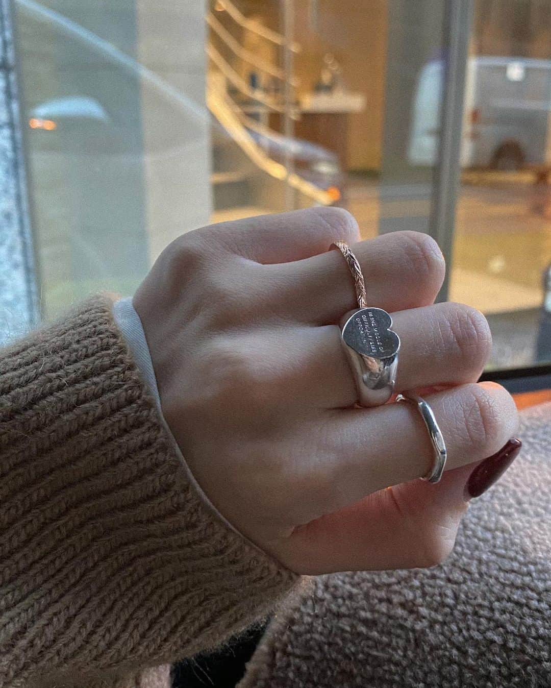 のインスタグラム：「お久しぶりに手元たち🤚🏼 10kピンクゴールドのリングはお風呂でも寝る時も。 シルバーリングは家を出る際に装着。 最近のお気に入りはサンハートとアドバンスリング🤍 ゴツいけどMai'aらしくシンプルな作りでお洋服の邪魔をしないのがこだわり◯ 手持ちのどんなジュエリーとも相性が良いかと🫶🏻😊  今日4/11 21時からオーダーが再開されます！ ご検討中の方はぜひお楽しみにお待ちくださいませ💓 @maia_madestore #maiamadestore」