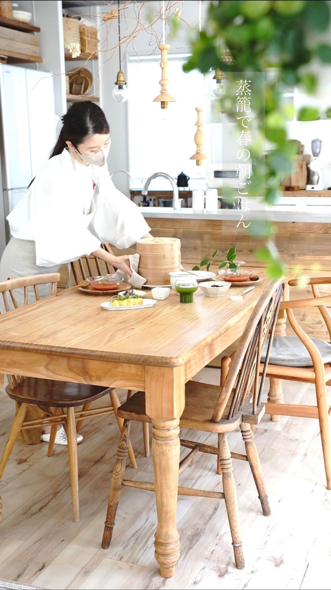 shihoのインスタグラム：「せいろで蒸すと すっごく簡単なのに お野菜もお肉もお米もパンも すごくすごく美味しくなる  毎日せいろ蒸しでいいくらい◎  芽吹きの季節 産直にも春野菜がずらりと並んで嬉しくなりますね♪ 冬の寒さを耐え忍んだ春野菜には たっぷりの栄養が詰まっている。  我が家でも人気のゴマだれ ……………………………………… ごま　大さじ2 醤油 大さじ1 砂糖 大さじ1 マヨネーズ 大さじ1 米酢　小さじ1 ごま油　小さじ1 全ての材料を、よーく混ぜ合わせて出来上がり♪ ドレッシングとしてもとても美味しいのでぜひ◎  #春野菜 #せいろ蒸し#朝ごはん#2人暮らし#キッチン#おうちごはん#日々#日々の暮らし #暮らしを楽しむ #暮らしの記録#おうち時間#蒸籠蒸し」