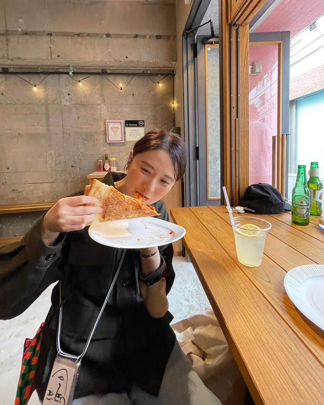 海下真夕さんのインスタグラム写真 - (海下真夕Instagram)「. 🍕🍕🍕 ずっと行ってみたかったピザ屋さん @maplepizza_   行きたいお店はGoogleマップに印つけて、用事などで 出かけた場所で近くに印つけてるお店ないかなぁって探すのが密かな楽しみ💓  この日は旦那さんに、先輩たちと後輩のお店に行くから 一緒に行こうと誘われ、お店の名前を聞いてビックリ。 なんと、以前から行きたくて印つけてたところでした🚩  しかも、わんちゃんもOKとのことでハクも一緒に行ってきました🐶🧡 （テラスならOKていうお店が多いけど、店内もOKなの嬉しい）  ピザは間違いなく今まで食べた中で1番美味しいと思うくらい美味しくて、何枚でもエンドレスに食べれそうでした😋🤤 売り切れ次第閉店とのことで、早めに行くのがおすすめです💡 テイクアウトも出来るので、混んでる時はテイクアウトもありですね✨  暖かくなってきたし、テイクアウトして隅田川沿いで ピクニックするのもいいかもです☺️  #maplepizza#蔵前 #蔵前散歩#蔵前散策 #蔵前ランチ#蔵前グルメ #蔵前カフェ#ピザ#🍕#pizza  #テイクアウト#テイクアウトグルメ#犬OK#犬okカフェ #東京グルメ#東京カフェ#東京ランチ #ミモザと桜#神社#蔵前神社 #3月のこと#時差投稿」4月11日 18時09分 - kaigeworld