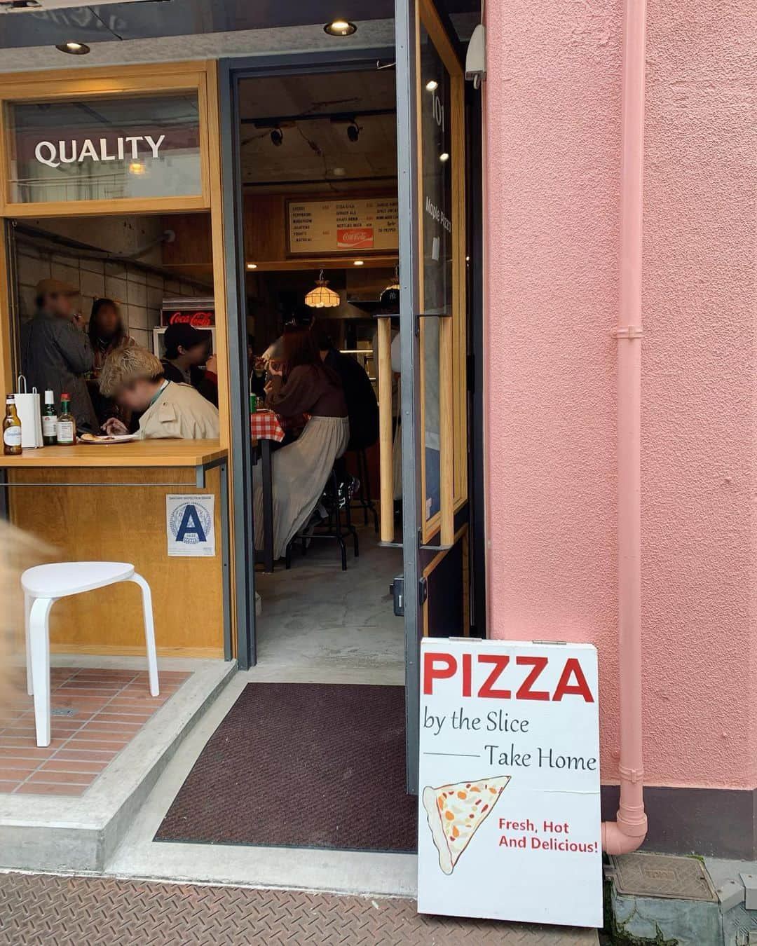 海下真夕さんのインスタグラム写真 - (海下真夕Instagram)「. 🍕🍕🍕 ずっと行ってみたかったピザ屋さん @maplepizza_   行きたいお店はGoogleマップに印つけて、用事などで 出かけた場所で近くに印つけてるお店ないかなぁって探すのが密かな楽しみ💓  この日は旦那さんに、先輩たちと後輩のお店に行くから 一緒に行こうと誘われ、お店の名前を聞いてビックリ。 なんと、以前から行きたくて印つけてたところでした🚩  しかも、わんちゃんもOKとのことでハクも一緒に行ってきました🐶🧡 （テラスならOKていうお店が多いけど、店内もOKなの嬉しい）  ピザは間違いなく今まで食べた中で1番美味しいと思うくらい美味しくて、何枚でもエンドレスに食べれそうでした😋🤤 売り切れ次第閉店とのことで、早めに行くのがおすすめです💡 テイクアウトも出来るので、混んでる時はテイクアウトもありですね✨  暖かくなってきたし、テイクアウトして隅田川沿いで ピクニックするのもいいかもです☺️  #maplepizza#蔵前 #蔵前散歩#蔵前散策 #蔵前ランチ#蔵前グルメ #蔵前カフェ#ピザ#🍕#pizza  #テイクアウト#テイクアウトグルメ#犬OK#犬okカフェ #東京グルメ#東京カフェ#東京ランチ #ミモザと桜#神社#蔵前神社 #3月のこと#時差投稿」4月11日 18時09分 - kaigeworld