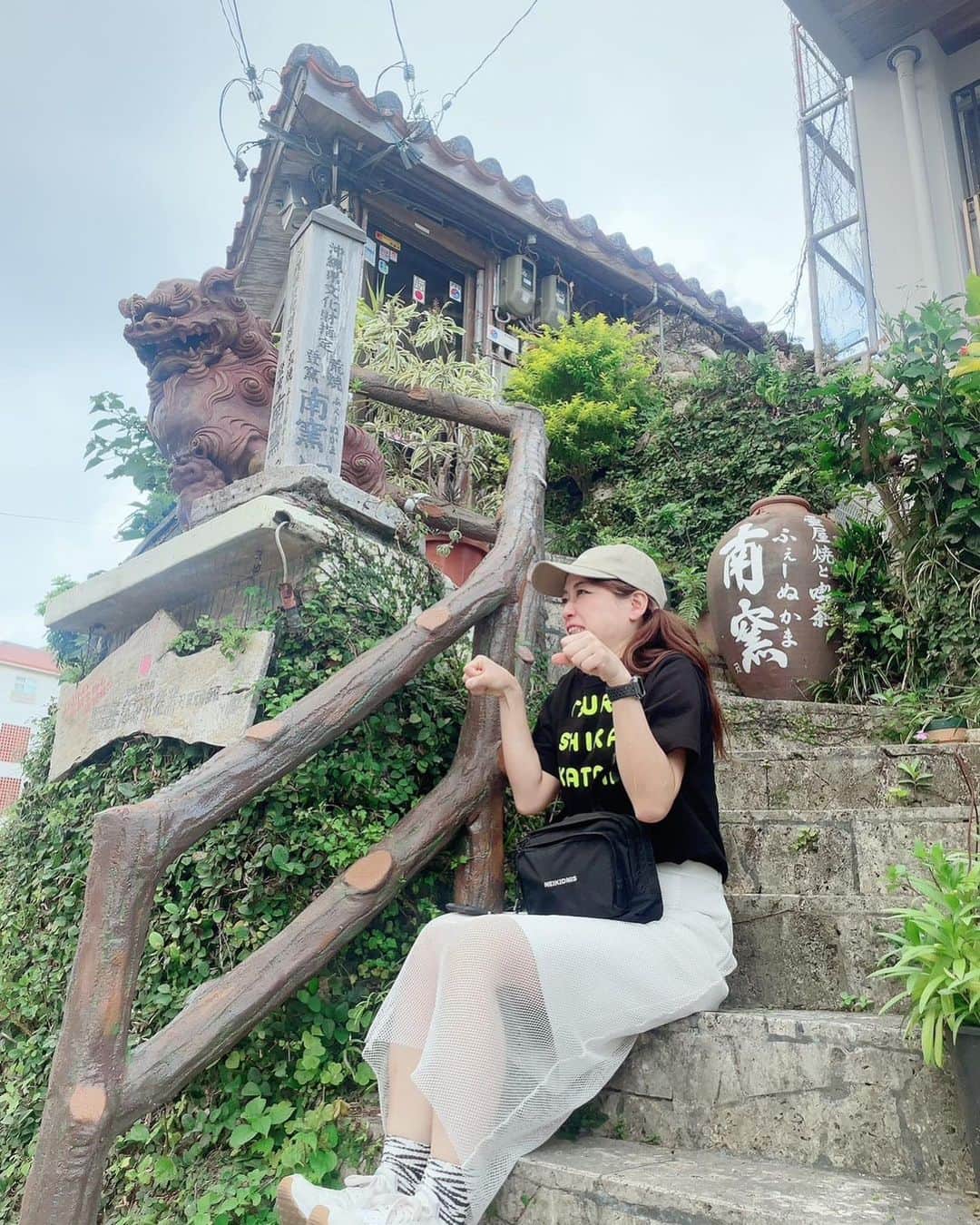 彼方茜香さんのインスタグラム写真 - (彼方茜香Instagram)「シーサー♥ 沖縄来たらやるよね  #このポーズ  #蚊にかまれたよ」4月11日 18時09分 - serikaochikata