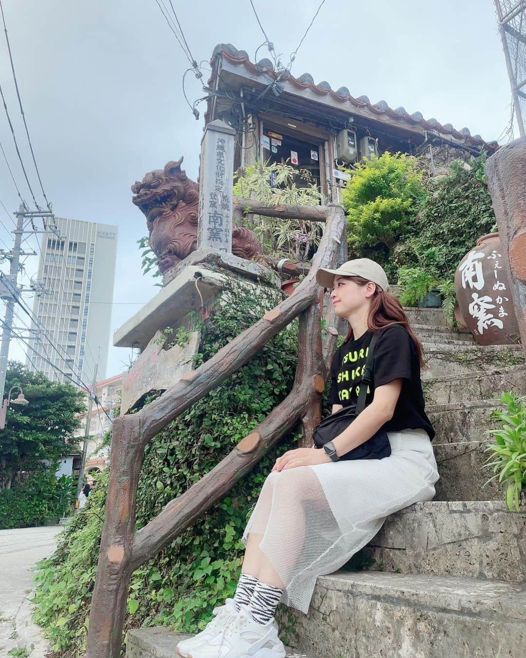 彼方茜香のインスタグラム：「シーサー♥ 沖縄来たらやるよね  #このポーズ  #蚊にかまれたよ」