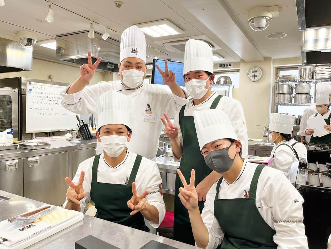 東京ベルエポック製菓調理専門学校さんのインスタグラム写真 - (東京ベルエポック製菓調理専門学校Instagram)「👨‍🍳調理師科👩‍🍳 👨‍🍳パティシエ･調理師Wライセンス科👩‍🍳  導入研修2日目!!  初めてコックコート･サロン･ヘアキャップ･コック帽を身にまとい、全員とても希望に満ちた面持ちでした✨  調理師科では『春キャベツとアンチョビのペペロンチーノ』を作りました🌸 初めての実習に緊張しながらも、協力して楽しそうに実習をしていました☺️  皆さんも是非作ってみてはいかがでしょうか🍳  【⠀春キャベツとアンチョビのペペロンチーノ】 ｰｰｰｰｰｰｰｰｰｰｰｰｰｰｰｰｰｰｰｰｰｰｰｰｰｰｰ スパゲッティー(1.6mm) 280ｇ にんにく 2片 オリーブオイル 80cc 鷹の爪 1本 フィレアンチョビ 4枚 春キャベツ 160ｇ パセリ 適量 ｰｰｰｰｰｰｰｰｰｰｰｰｰｰｰｰｰｰｰｰｰｰｰｰｰｰｰ 明日はどんな笑顔が飛び交うでしょうか💭  #東京ベルエポック製菓調理専門学校 #新1年生 #新生活 #調理師 #料理人 #料理 #専門学生 #専門学生の日常 #ペペロンチーノ #パスタ #調理 #美味しい  #将来の夢 #料理人 #楽しい学校」4月11日 16時44分 - belleseika