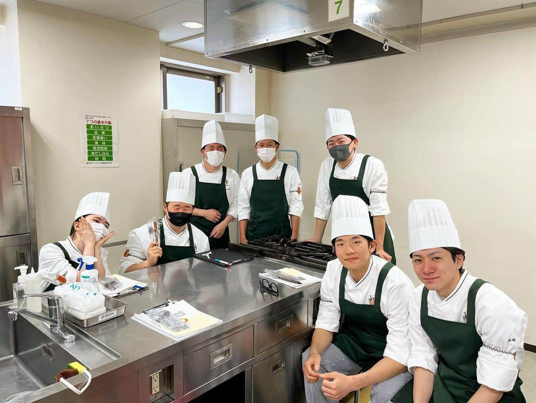 東京ベルエポック製菓調理専門学校さんのインスタグラム写真 - (東京ベルエポック製菓調理専門学校Instagram)「👨‍🍳調理師科👩‍🍳 👨‍🍳パティシエ･調理師Wライセンス科👩‍🍳  導入研修2日目!!  初めてコックコート･サロン･ヘアキャップ･コック帽を身にまとい、全員とても希望に満ちた面持ちでした✨  調理師科では『春キャベツとアンチョビのペペロンチーノ』を作りました🌸 初めての実習に緊張しながらも、協力して楽しそうに実習をしていました☺️  皆さんも是非作ってみてはいかがでしょうか🍳  【⠀春キャベツとアンチョビのペペロンチーノ】 ｰｰｰｰｰｰｰｰｰｰｰｰｰｰｰｰｰｰｰｰｰｰｰｰｰｰｰ スパゲッティー(1.6mm) 280ｇ にんにく 2片 オリーブオイル 80cc 鷹の爪 1本 フィレアンチョビ 4枚 春キャベツ 160ｇ パセリ 適量 ｰｰｰｰｰｰｰｰｰｰｰｰｰｰｰｰｰｰｰｰｰｰｰｰｰｰｰ 明日はどんな笑顔が飛び交うでしょうか💭  #東京ベルエポック製菓調理専門学校 #新1年生 #新生活 #調理師 #料理人 #料理 #専門学生 #専門学生の日常 #ペペロンチーノ #パスタ #調理 #美味しい  #将来の夢 #料理人 #楽しい学校」4月11日 16時44分 - belleseika