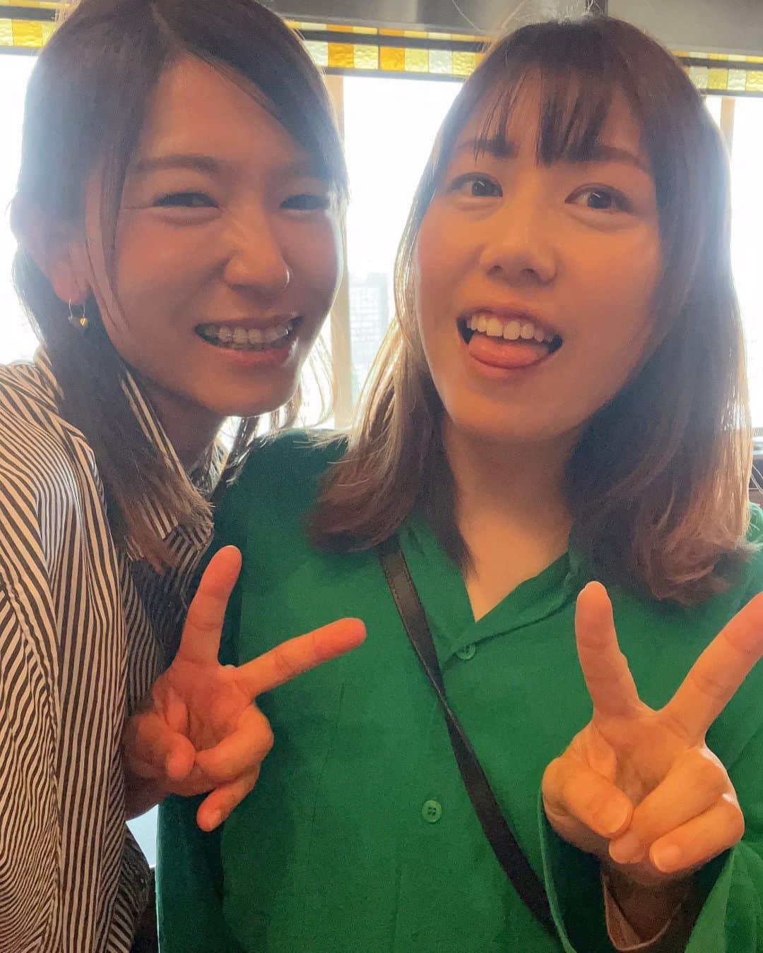 綾田紘子のインスタグラム：「久しぶりのツーショット🥺 2人の壮行会という名目で美味しいお食事をいただきました♡ . #今日もお腹の中で暴れる怪獣」
