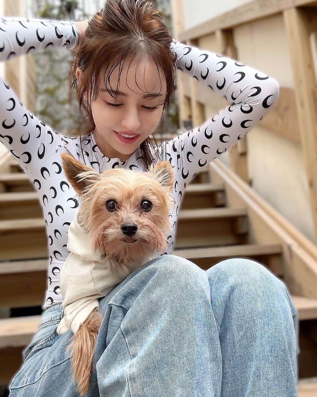 ririのインスタグラム：「元気になって良かった良かった🐶🫶 お散歩も楽しそうに歩いてるし🐾 ご飯もたくさんくれくれするし🍚  💓💓💓  #dog #yorkie  #love」