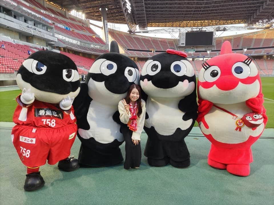 紀平梨花のインスタグラム：「テレビ朝日さんの「ラブ‼︎Jリーグ」のロケで初のサッカー生観戦😊⚽️ みなさんとってもかっこよかったです‼️✨✨✨ スタジアムの外ロケではなんとボディビルの方々のイベントも‼︎👀 そして試合後にはランゲラック選手にお話をお聞きすることができました‼︎(^-^)/ 貴重な機会ありがとうございました😊💕  4月15日(土)11時15分〜テレビ朝日 全国の放送時間は各系列局のHP等でご確認ください(*ﾟ▽ﾟ)ﾉ  #テレビ朝日  #ラブ‼︎Jリーグ #Jリーグ #グランパス #グランパスくん」