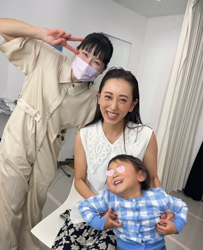 中西麻里衣のインスタグラム：「ヘアメイクの榛ちゃんと久しぶりの撮影✨  娘が現場に一緒なのははじめてかも❕ まわりの皆さんが優しくて、終始ご機嫌で無事に終了🙌🏻  沢山のメイクグッズやお衣装などおめかし大好きな娘にとってときめく時間だったはず🤭♡」