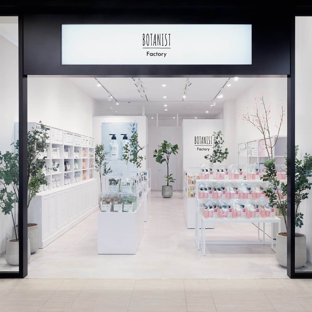 BOTANIST Tokyo（ボタニスト トウキョウ）のインスタグラム：「【BOTANIST Factory 大阪門真店オープン🎉】 4/17（月）より、BOTANIST Factory 三井ショッピングパーク ららぽーと門真にオープン✨  BOTANIST Factory 5店舗目となる門真店。 シャンプーやトリートメント、ボディーソープ、スキンケアの定番商品から、オンラインストアでしか手に入らない限定販売品や門真店限定セットなど、豊富なラインナップを特別価格にてご用意して、皆さまをお待ちしております♪  【オープン特典】 ご来店先着2,000名様の方に、ボタニカルシャンプー・トリートメントのお試しサンプルをプレゼント🎁 ※なくなり次第終了となります。  お客さまのお悩み、お好みに合わせて商品を選んでいただけるよう、香りやテスターなどお試しすることができます。 ご希望のお客さまには、アドバイザーから最適なヘアケアをご提案いたします。  門真店では環境に配慮したディスプレイも展開。 地元・大阪の森林の成長過程で、密集化した立木を間引く過程で発生した間伐材などで作られたウッドチップを鉢植えへ再利用しております。また、再生PETボトルや再生プラスチックなどのリサイクル素材が配合された、アーティフィシャルフラワーを活用しています。  BOTANIST Factoryでは、持続可能な開発目標 SDGs12番目の目標「つくる責任 つかう責任」から、廃棄ゼロを観点に、シーズンオフやリニューアル前の製品などを破棄せず、一人でも多くのお客様へお届けできるよう、特別価格にてご提供いたしております。  ロスゼロを目指し、持続可能な地球環境をサポートしていきます🌍🌿  【BOTANIST Factory 三井アウトレットパーク 門真店 店舗概要】 住所：〒571-0044 大阪府門真市松生町1-11 三井アウトレットパーク大阪門真2F 2640区画 電話番号：06-6786-9919  #BOTANIST #ボタニスト #botanistfactory #ボタニストファクトリー #botanicalbeauty」