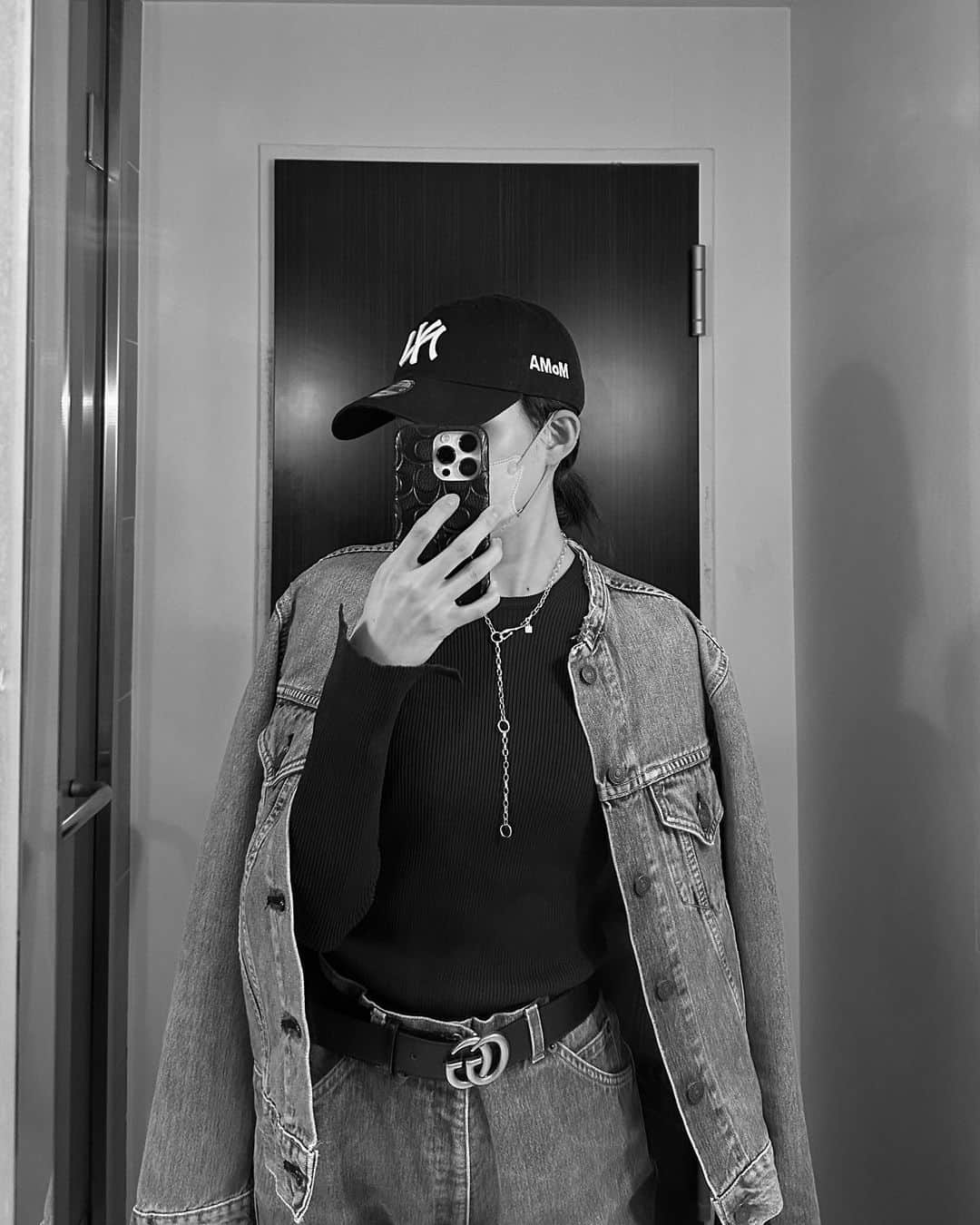 のインスタグラム：「DENIM on DENIM🖤 7年くらい前に原宿の古着屋さんで出会ったLevi'sのデニムジャケット 襟をカットして元々リメイクされてて、今でもずっと愛用してる✨お気に入りは長く使う派🥰  #ootd#denim#denimjacket#code#outfitoftheday#mama#fashion#ママコーデ#カジュアル#カジュアルコーデ#デニムオンデニム#デニムコーデ#男の子ママ#ママファッション#春コーデ#古着#古着mix」