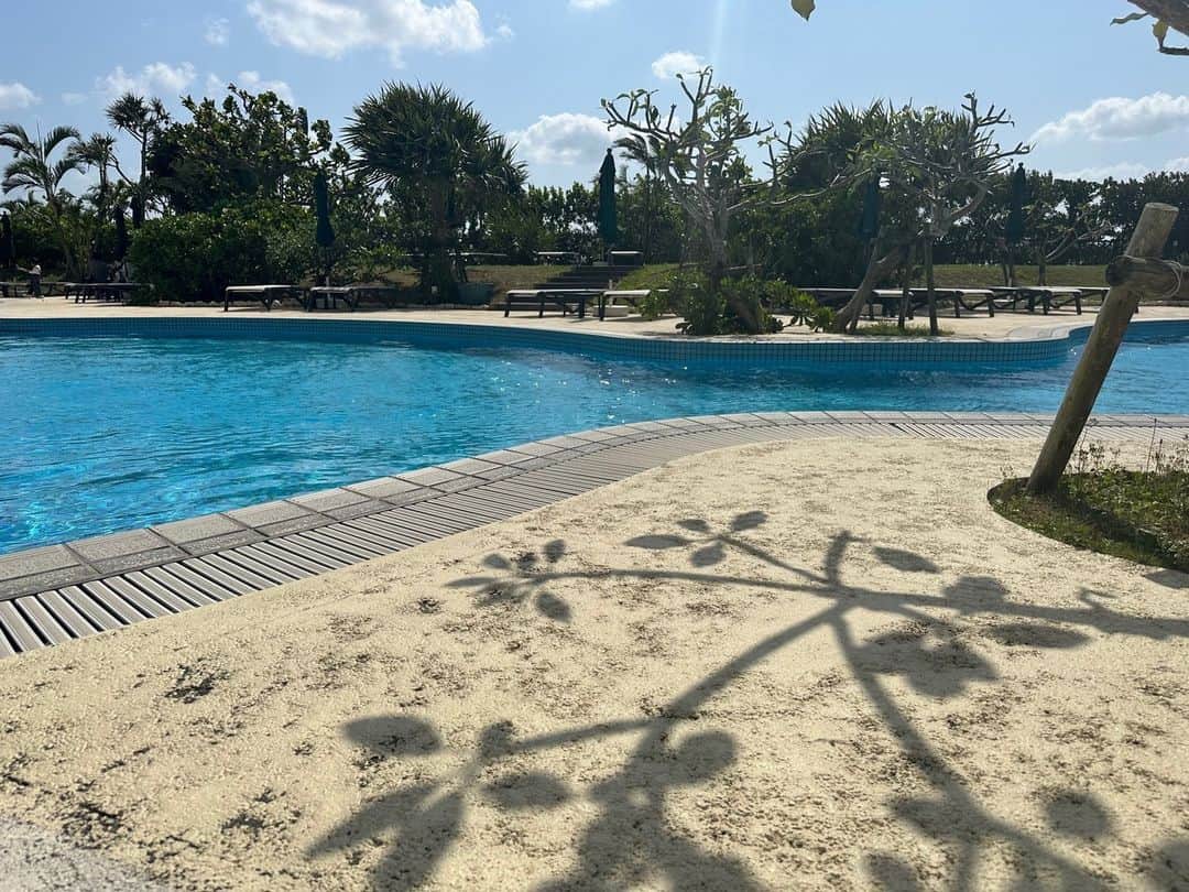 サザンビーチホテル＆リゾート沖縄さんのインスタグラム写真 - (サザンビーチホテル＆リゾート沖縄Instagram)「2023年4月8日　14時50分頃の風景🌞 太陽が出ていて気持ちのいい天気でしたが、 風が強く日陰に入ると少し肌寒く感じました🌬  #サザンビーチホテルアンドリゾート沖縄 #サザンビーチホテルリゾート沖縄 #サザンビーチホテル #サザンビーチホテルアンドリゾート #沖縄 #おきなわ #糸満 #沖縄旅行 #沖縄ホテル #ホテルステイ #southernbeachhotel #southernbeachhotelandresort #southernbeachhotelandresortokinawa #okinawa #okinawahotel #itoman」4月11日 16時45分 - southernbeachokinawa