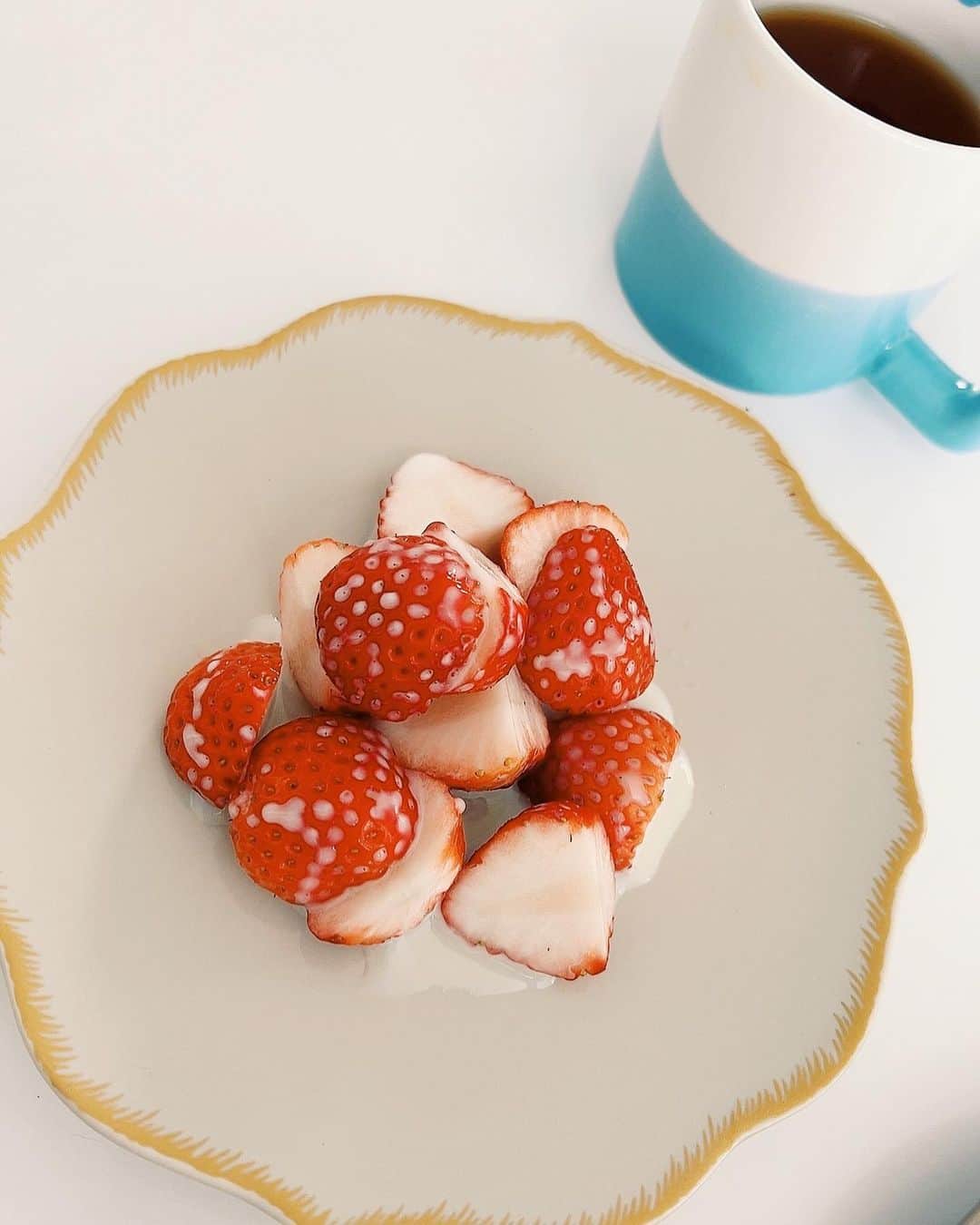 のインスタグラム：「⁡ 🍓🍓🍓 ⁡ #strawberry #苺 #いちご #イチゴ #朝食 #breakfast #ルイボスティー #lifestyle #instagood #mylife #love」