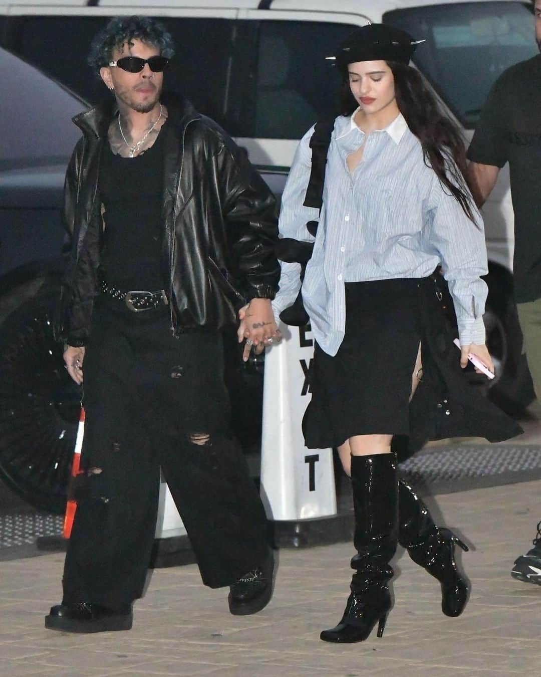 Just Jaredさんのインスタグラム写真 - (Just JaredInstagram)「Newly engaged couple Rosalia and Rauw Alejandro hold hands while out on a date night in Malibu. Check out more pics and find out where Rosalia will be performing this week on JustJared.com! #Rosalia #RauwAlejandro Photos: Backgrid」4月11日 16時47分 - justjared